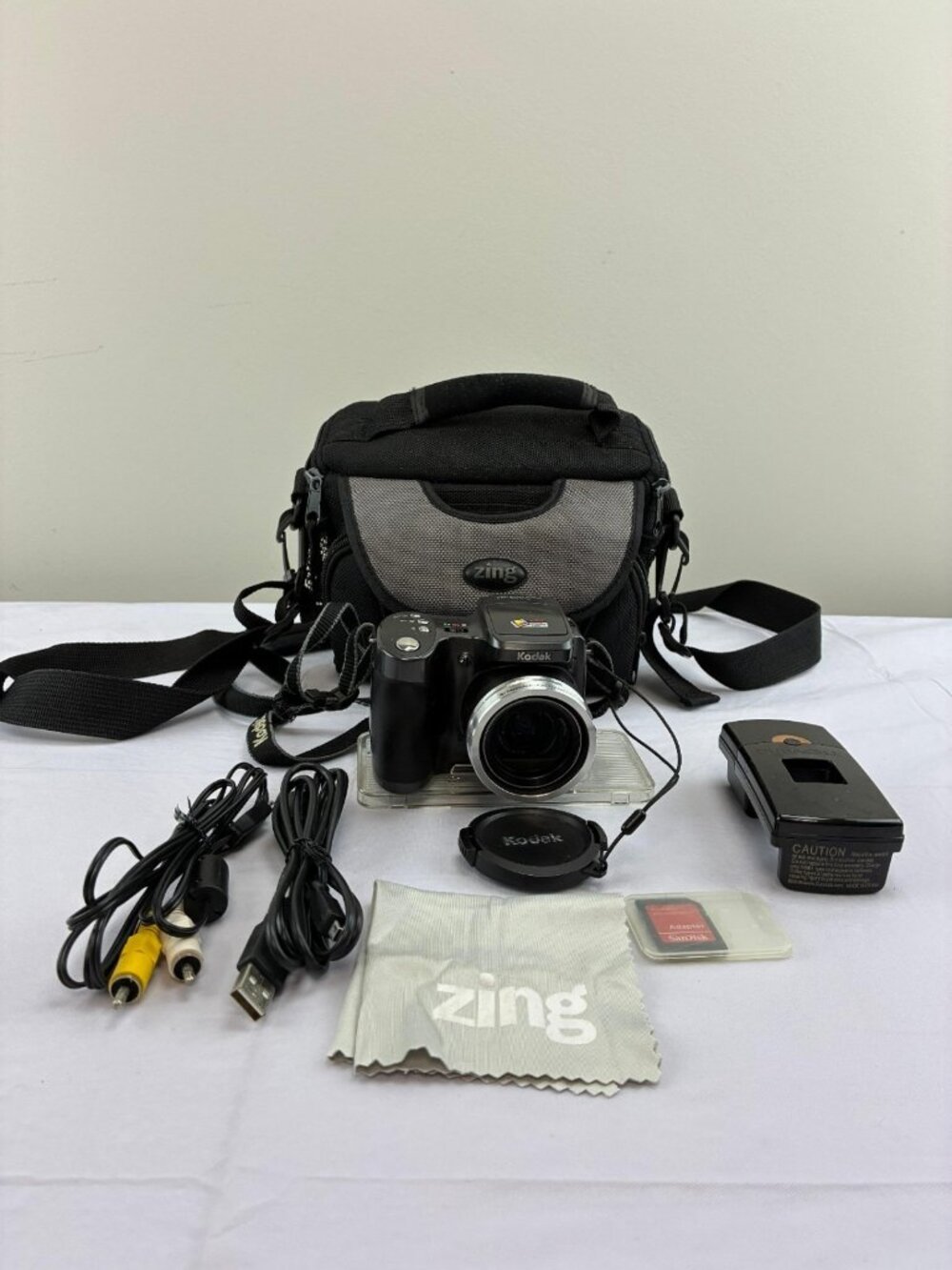 Kodak EasyShare ZD710 7.1MP Digital Camera 10x Zoom Bundle w/ Case Tested